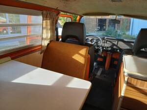Image 26/34 of Volkswagen T2b Westfalia (1973)
