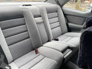 Image 18/30 of Mercedes-Benz 380 SEC (1985)