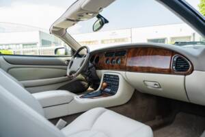 Image 45/91 de Jaguar XK8 4.0 (2000)