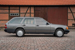 Image 11/66 of Mercedes-Benz 200 TE (1989)