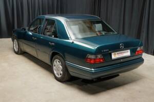Image 28/40 de Mercedes-Benz E 220 (1995)