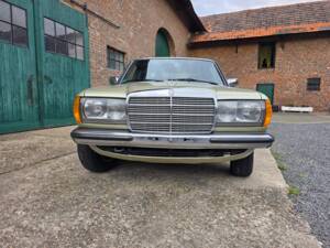 Image 32/73 of Mercedes-Benz 230 E (1985)