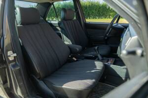 Image 26/50 de Mercedes-Benz 190 E (1988)