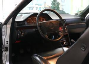 Immagine 25/43 di Mercedes-Benz E 200 (1994)