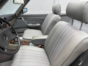 Image 12/23 of Mercedes-Benz 380 SL (1984)