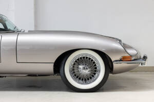 Image 24/35 de Jaguar E-Type (1968)