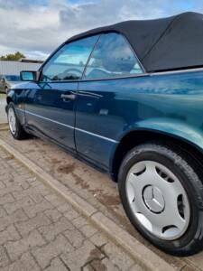 Afbeelding 11/38 van Mercedes-Benz E 200 (1995)