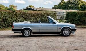 Immagine 2/28 di BMW 318i (1993)