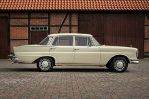 Image 12/42 of Mercedes-Benz 220 SE b (1965)