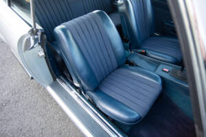 Image 17/39 of Mercedes-Benz 350 SLC (1972)
