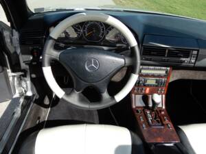 Image 9/25 of Mercedes-Benz SL 500 (2000)
