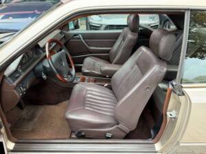 Bild 10/21 von Mercedes-Benz 300 CE (1988)