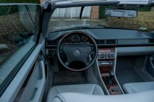 Bild 7/8 von Mercedes-Benz E 220 (1994)