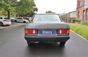 Image 26/27 of Mercedes-Benz 190 E (1987)