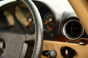 Image 21/50 of Mercedes-Benz 500 SL (1983)