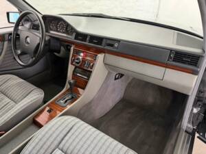Image 41/43 of Mercedes-Benz 230 TE (1992)