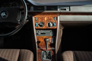 Immagine 30/73 di Mercedes-Benz 300 CE (1991)