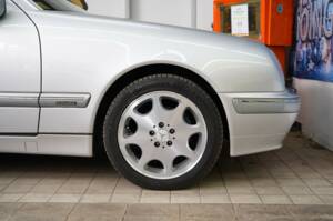Immagine 38/39 di Mercedes-Benz E 200 Kompressor (2001)