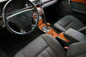 Image 25/36 de Mercedes-Benz E 220 T (1993)