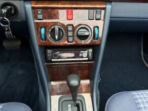 Image 15/21 de Mercedes-Benz E 200 (1995)