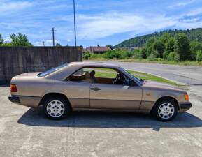 Image 11/42 of Mercedes-Benz 300 CE (1988)