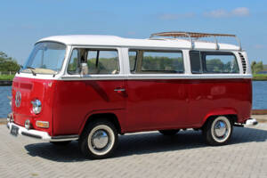 Image 2/22 of Volkswagen T2b Kombi (1970)