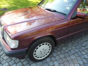 Image 35/137 of Mercedes-Benz 190 E 1.8 Avantgarde &quot;Rosso&quot; (1992)