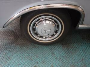 Image 25/50 de Mercedes-Benz 220 SE b (1963)