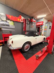 Image 64/72 of Alfa Romeo Giulietta Spider (1957)