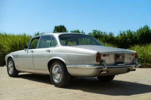 Image 7/50 de Jaguar XJ 6 4.2 (1970)