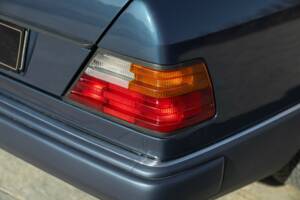 Bild 18/50 von Mercedes-Benz 200 CE (1992)
