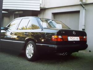 Bild 8/8 von Mercedes-Benz 230 E (1988)