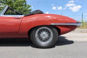 Image 12/80 of Jaguar E-Type 4.2 (1966)