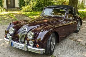 Image 2/9 of Jaguar XK 140 DHC (1956)