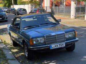 Immagine 8/38 di Mercedes-Benz 230 CE (1983)
