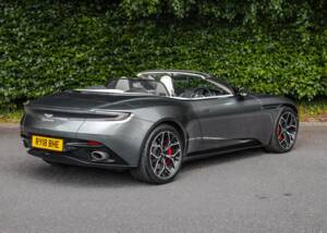 Image 34/39 of Aston Martin DB 11 Volante (2018)