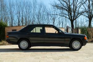 Obraz 4/50 pojazdu Mercedes-Benz 190 E (1988)