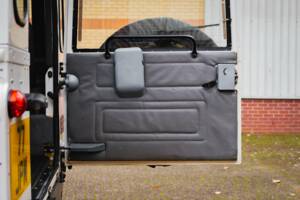 Image 33/41 of Land Rover Defender 90 "50th Anniversary" (1999)