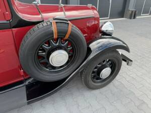 Image 7/8 of Renault Monaquatre (1934)