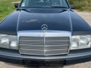 Image 7/81 de Mercedes-Benz 300 TE 4-Matic (1992)
