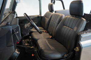 Bild 15/29 von Land Rover 90 (1988)