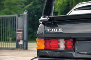 Bild 25/53 von Mercedes-Benz 190 E 2.5-16 (1991)