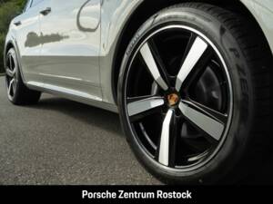 Obraz 4/33 pojazdu Porsche Cayenne E-Hybrid (1900)