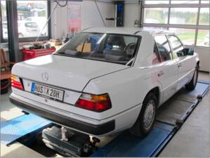 Image 4/71 of Mercedes-Benz 300 E 4-Matic (1990)