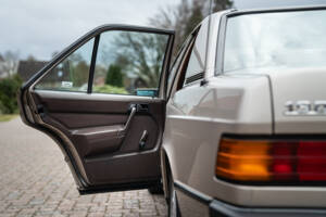 Image 38/77 de Mercedes-Benz 190 E 2.3 (1988)