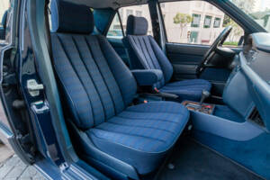 Bild 4/5 von Mercedes-Benz 190 E 2.3 (1988)