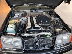 Image 14/28 of Mercedes-Benz 300 CE-24 (1993)