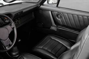 Image 19/46 de Porsche 911 Carrera 3.2 (1984)