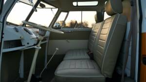 Image 17/26 of Volkswagen T1 Brasil &quot;Samba&quot; (1975)