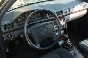 Imagen 29/50 de Mercedes-Benz 200 TE (1993)